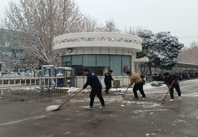 掃雪除冰我先行，冰雪更映黨旗紅